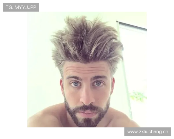 杰拉德·皮克这衣服穿得也太日常了…裁判看了都懵了吧？